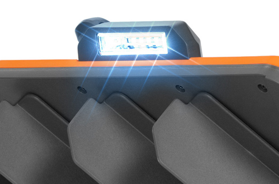 Яркая светодиодная фара освещает рабочую зону перед снегоуборщиком, обеспечивая комфортное и безопасное выполнение работ даже в условиях недостаточного освещения или ночью.