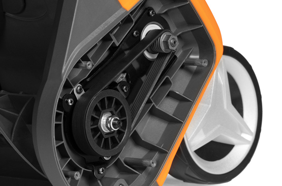 Ременный привод обеспечивает надежную передачу крутящего момента от двигателя к шнеку, одновременно защищая мотор от перегрузок и повреждений в случае застревания или блокировки шнекового механизма.