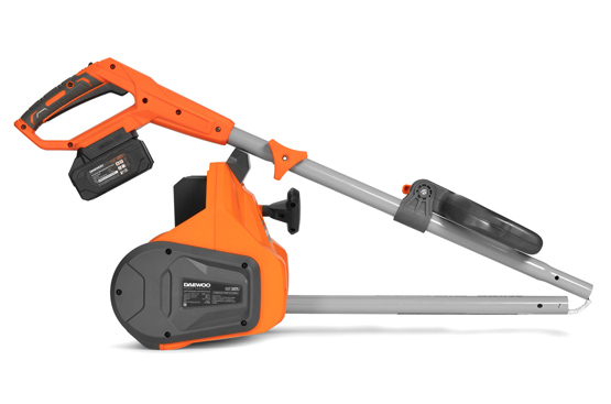 Складная рукоятка облегчает хранение и транспортировку снегоуборщика, сокращая занимаемое пространство и повышая удобство эксплуатации.