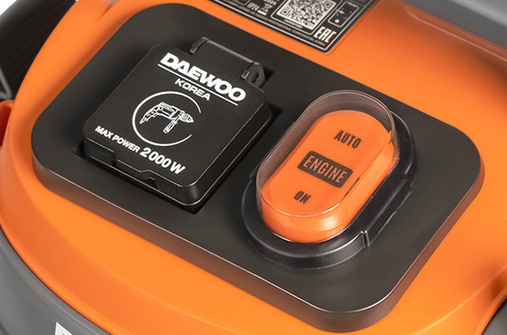 Встроенная розетка позволяет подключать к нему электроинструменты мощностью до 2 кВт. Автоматическое включение пылесоса при начале использования инструмента и отключение с задержкой для удаления грязи из шланга.